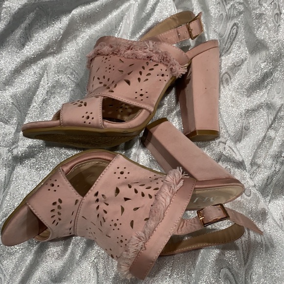 Shoes -M&L - Picture 4 of 8